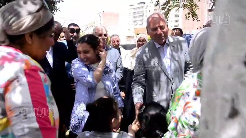 محافظ القاهرة يمازح  سيدة مصرية