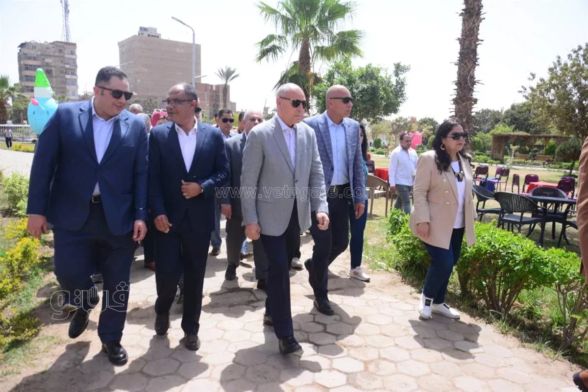 محافظ القاهرة يمازح  سيدة مصرية