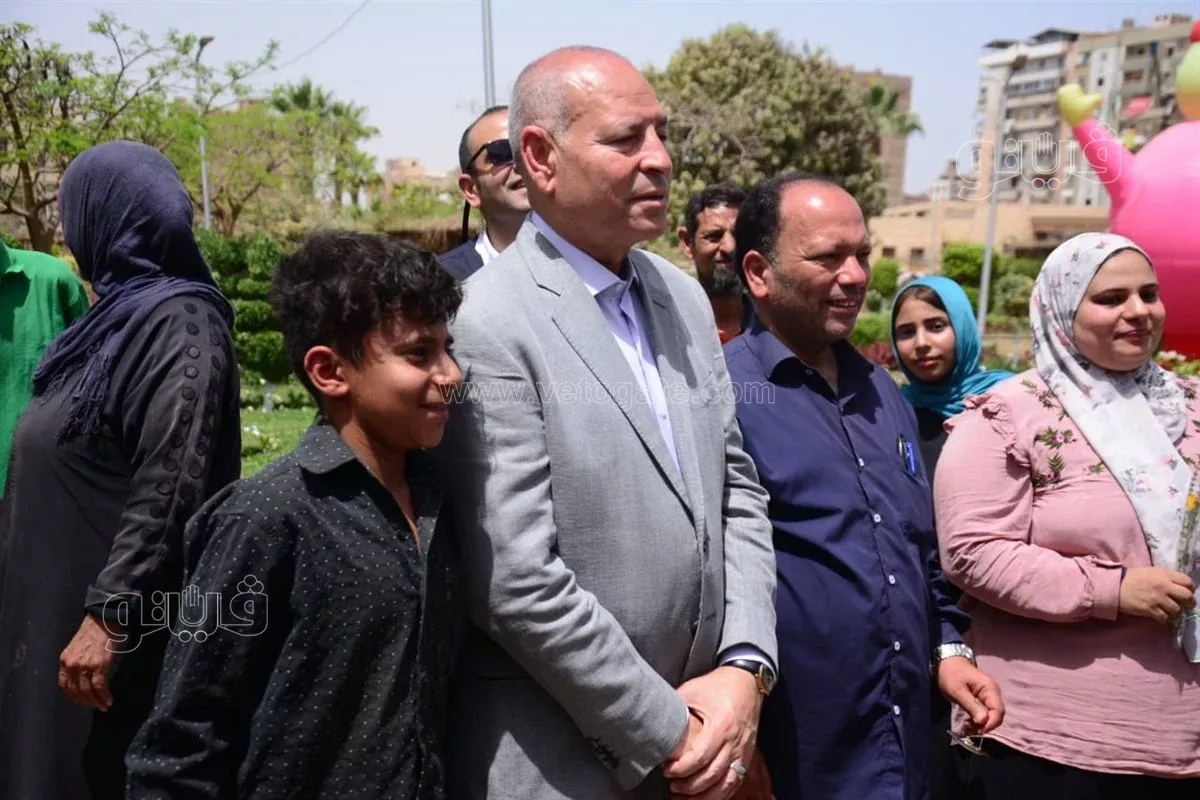 محافظ القاهرة يمازح  سيدة مصرية