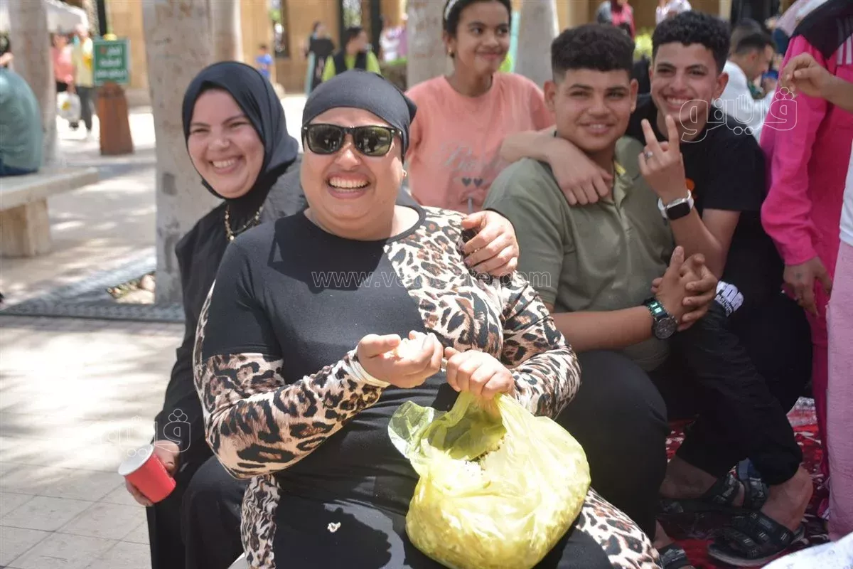 اسرة مصرية تحتفل بشم النسيم داخل حديقة الازهر