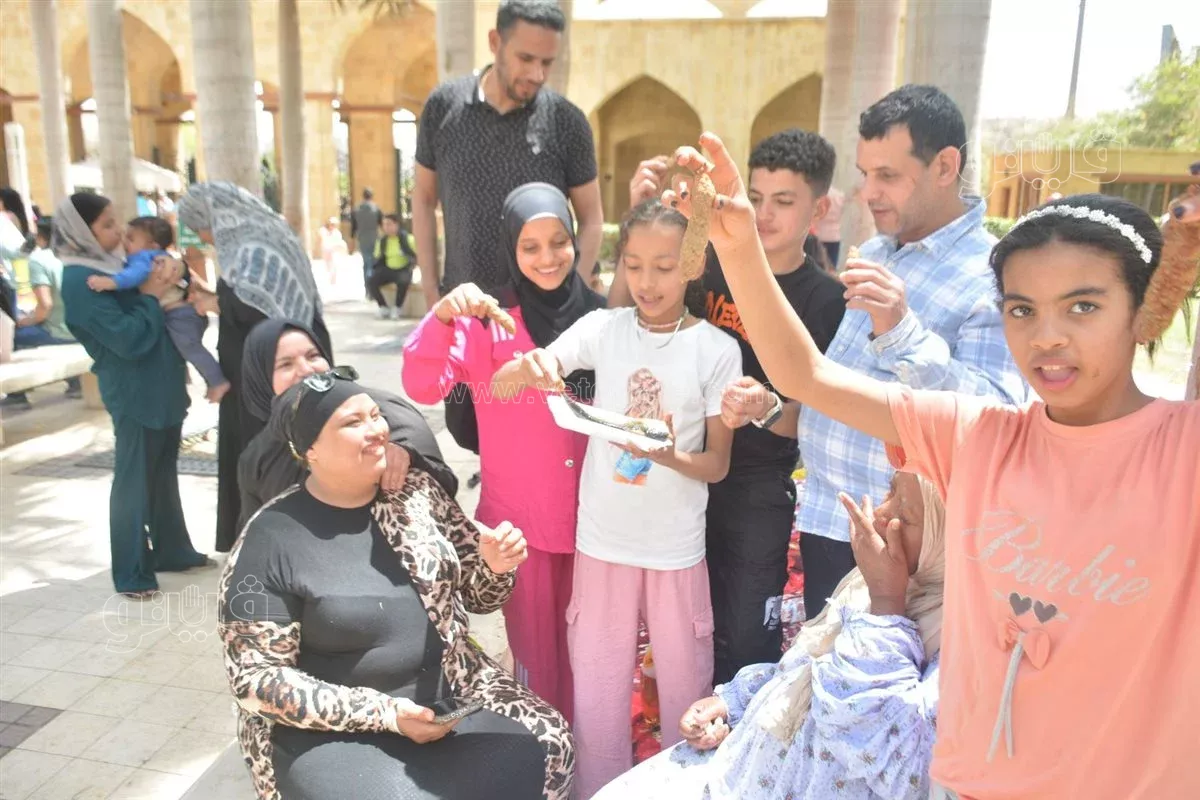 اسرة مصرية تحتفل بشم النسيم داخل حديقة الازهر