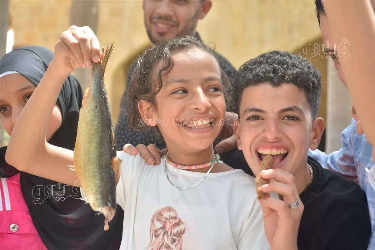 اسرة مصرية تحتفل بشم النسيم داخل حديقة الازهر