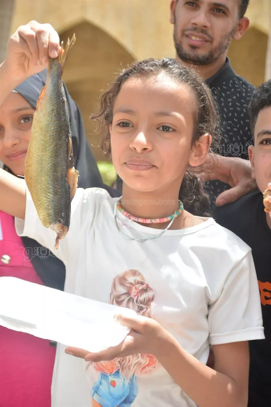 اسرة مصرية تحتفل بشم النسيم داخل حديقة الازهر