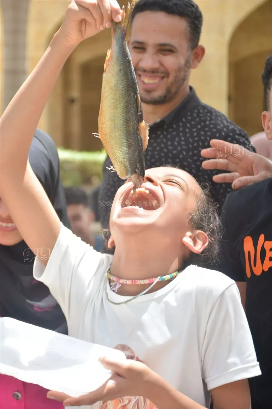 اسرة مصرية تحتفل بشم النسيم داخل حديقة الازهر