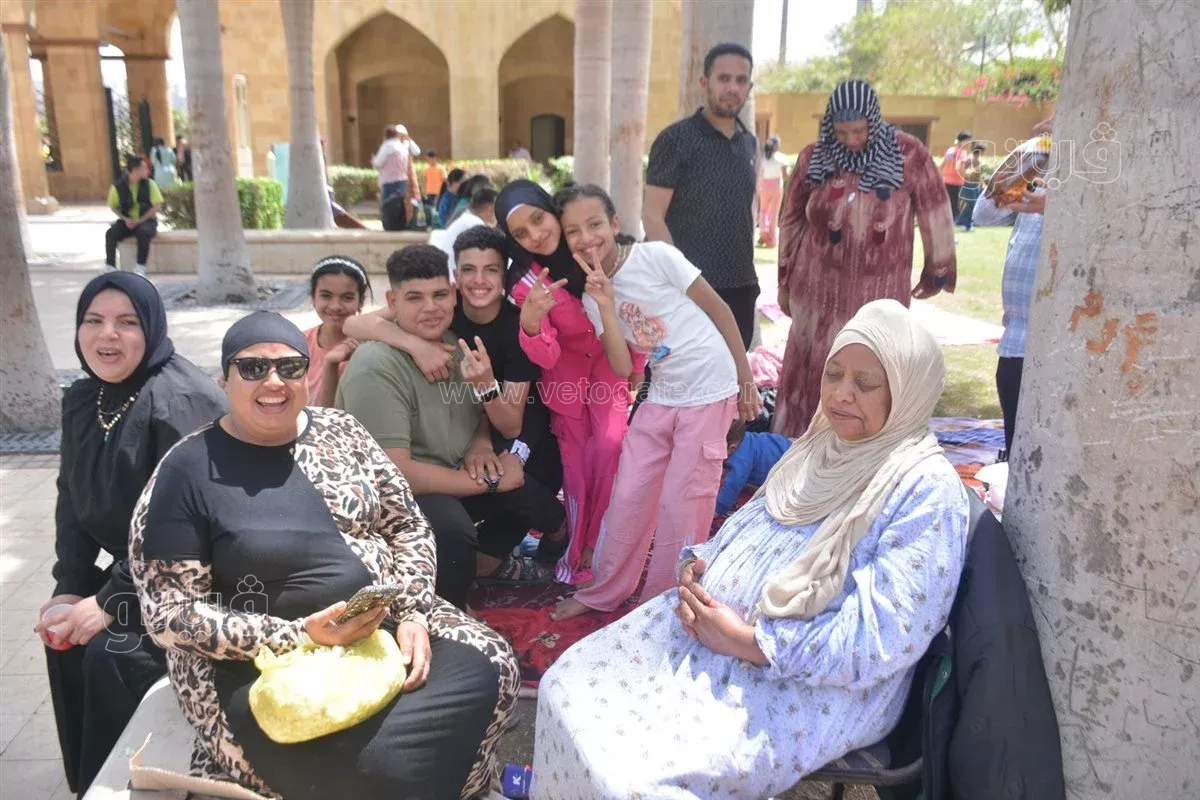 اسرة مصرية تحتفل بشم النسيم داخل حديقة الازهر