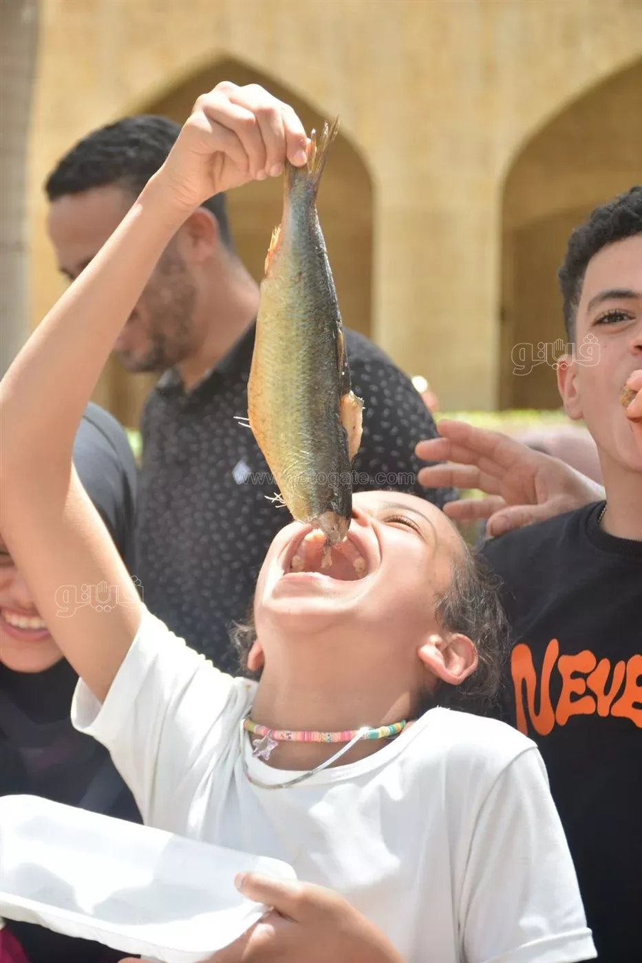 اسرة مصرية تحتفل بشم النسيم داخل حديقة الازهر