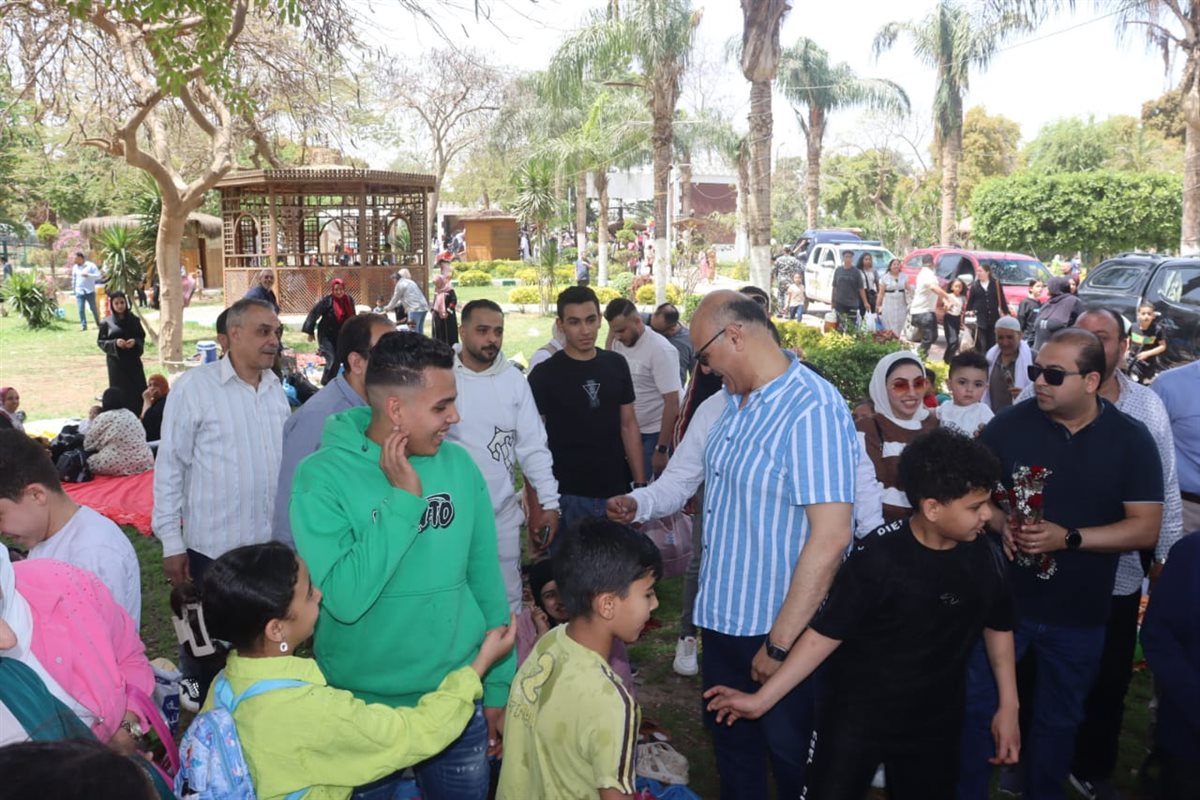 محافظ القليوبية يشارك المواطنيين الاحتفال بشم النسيم، فيتو