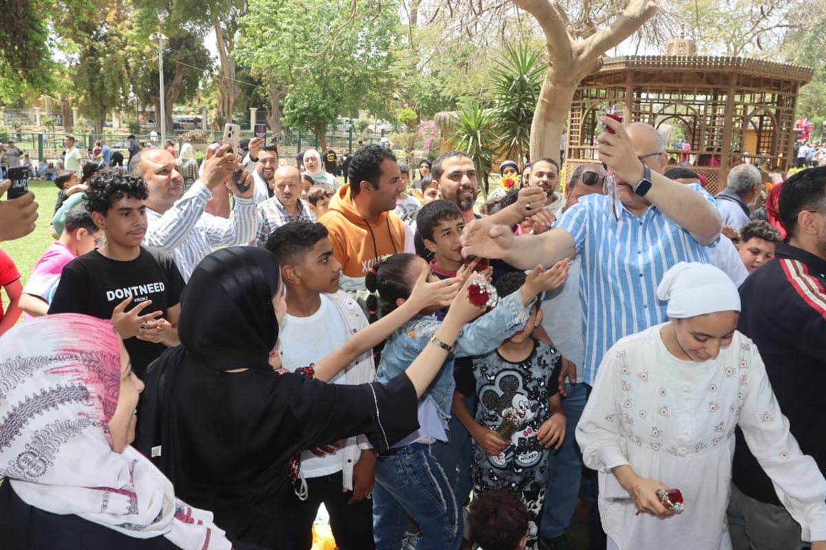 محافظ القليوبية يشارك المواطنيين الاحتفال بشم النسيم، فيتو
