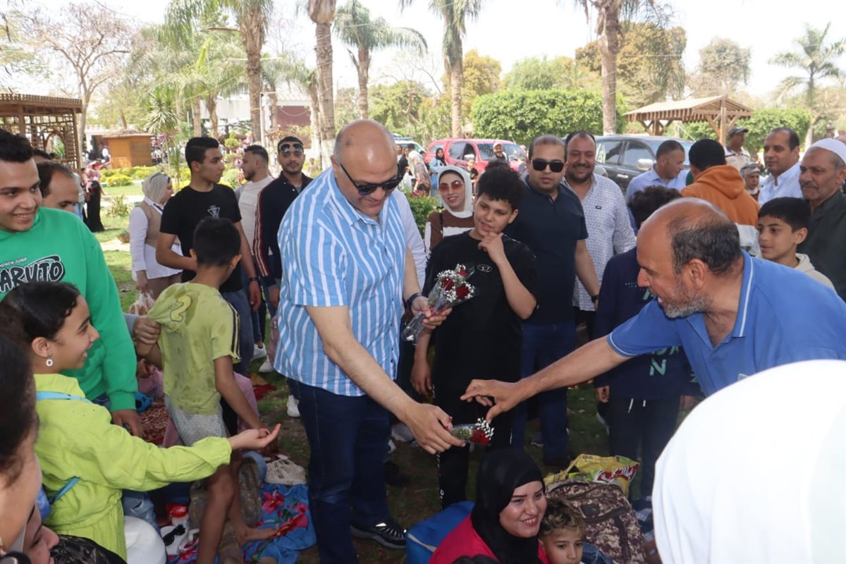 محافظ القليوبية يشارك المواطنيين الاحتفال بشم النسيم، فيتو