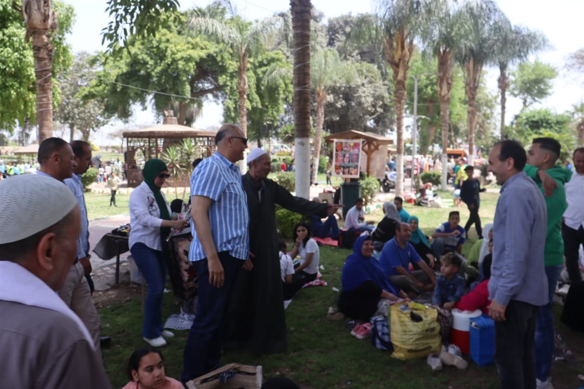 محافظ القليوبية يشارك المواطنيين الاحتفال بشم النسيم، فيتو