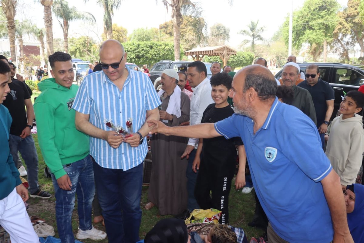 محافظ القليوبية يشارك المواطنيين الاحتفال بشم النسيم، فيتو