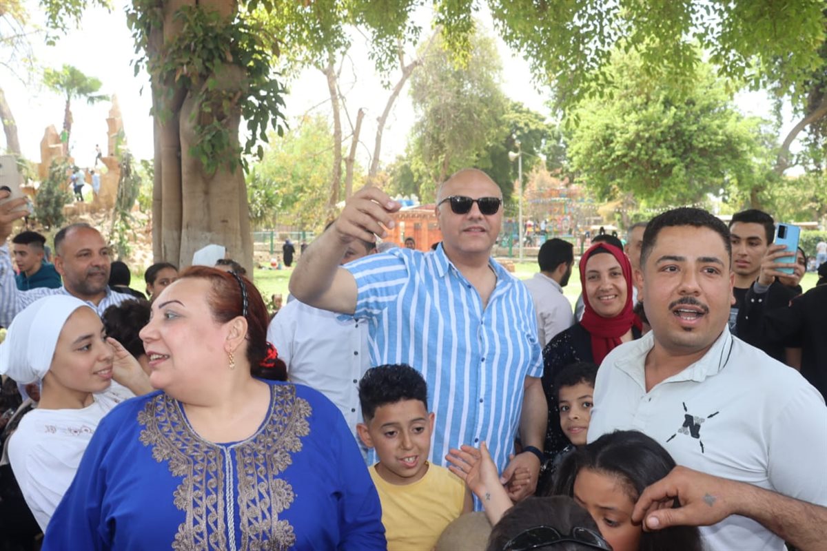 محافظ القليوبية يشارك المواطنيين الاحتفال بشم النسيم، فيتو