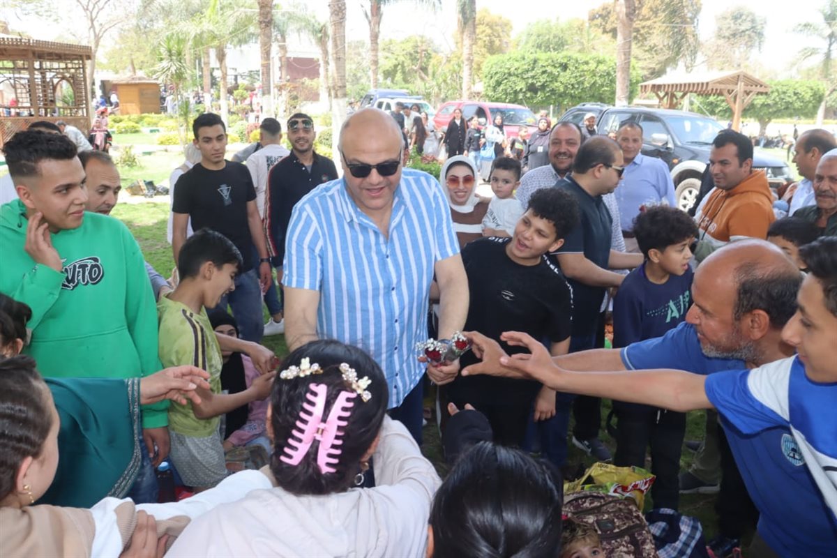محافظ القليوبية يشارك المواطنيين الاحتفال بشم النسيم، فيتو