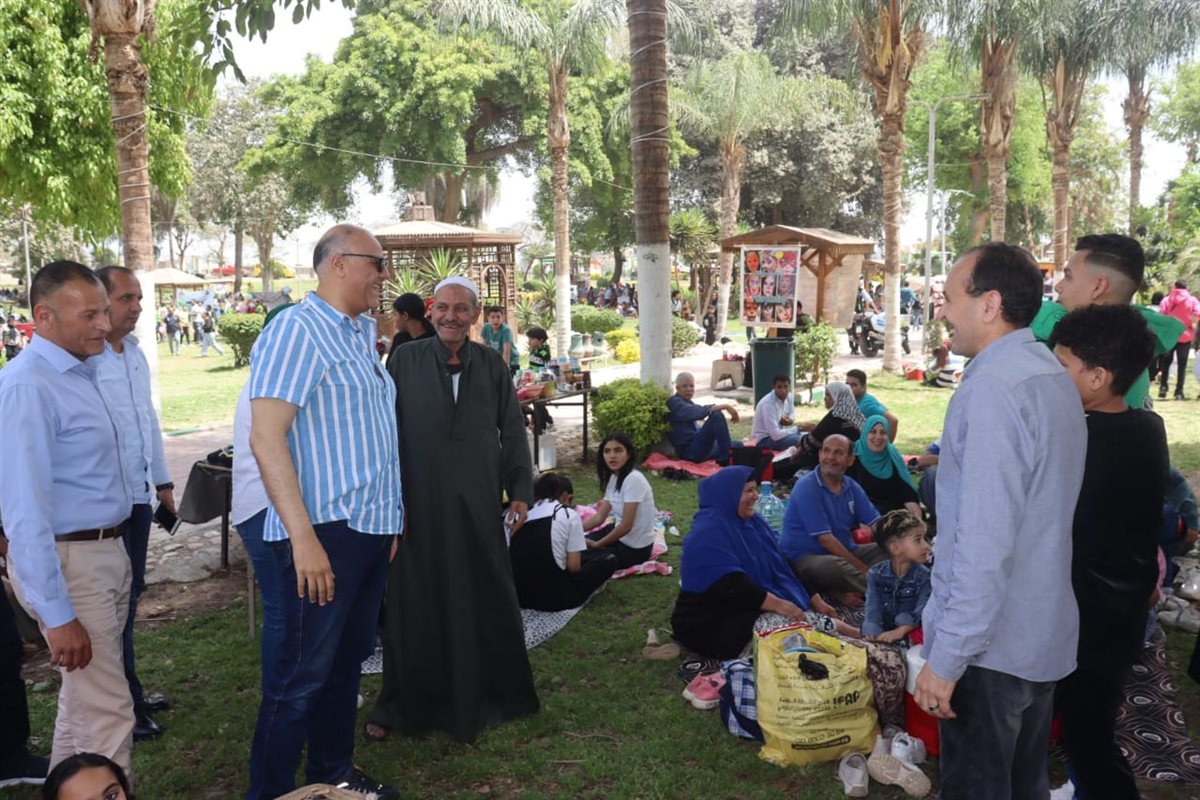 محافظ القليوبية يشارك المواطنيين الاحتفال بشم النسيم، فيتو