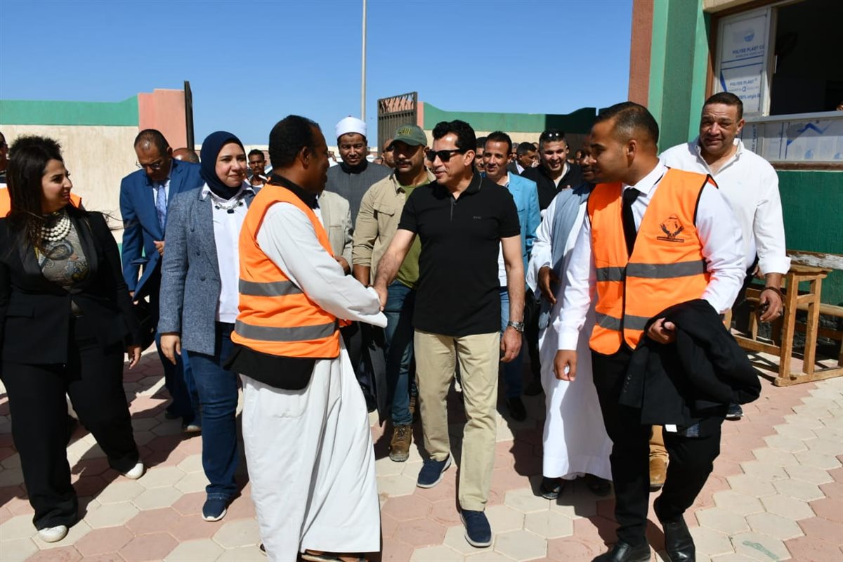 وزير الشباب والرياضة يتفقد تنفيذ القوافل التعليمية بمحافظة البحر الأحمر