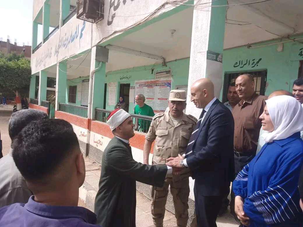وزير التعليم يتفقد مدارس مشتول السوق ويلتقط الصور التذكارية،فيتو
