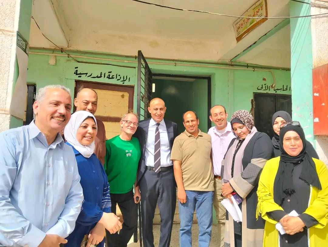 وزير التعليم يتفقد مدارس مشتول السوق ويلتقط الصور التذكارية،فيتو1