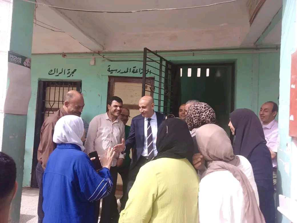 وزير التعليم يتفقد مدارس مشتول السوق ويلتقط الصور التذكارية،فيتو