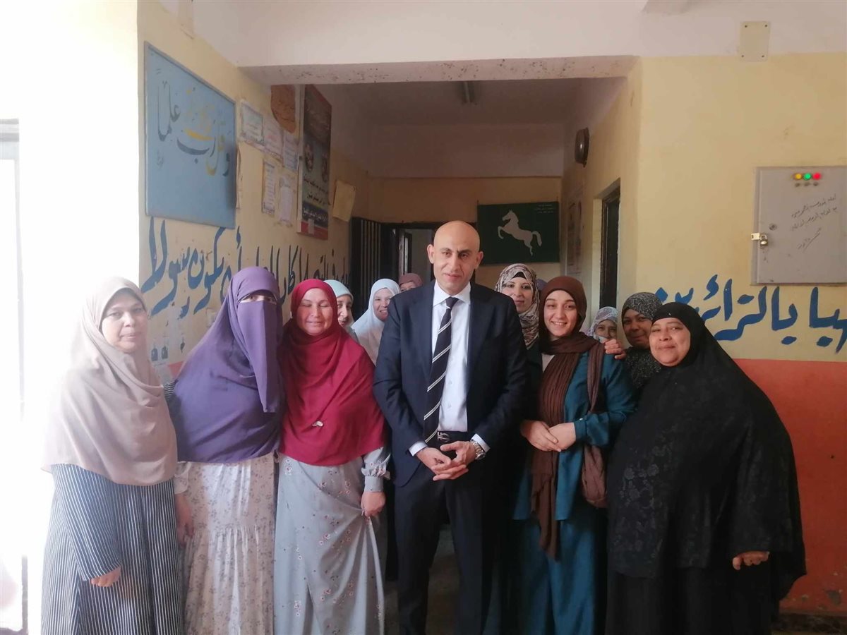 وزير التعليم يتفقد مدارس مشتول السوق ويلتقط الصور التذكارية،فيتو