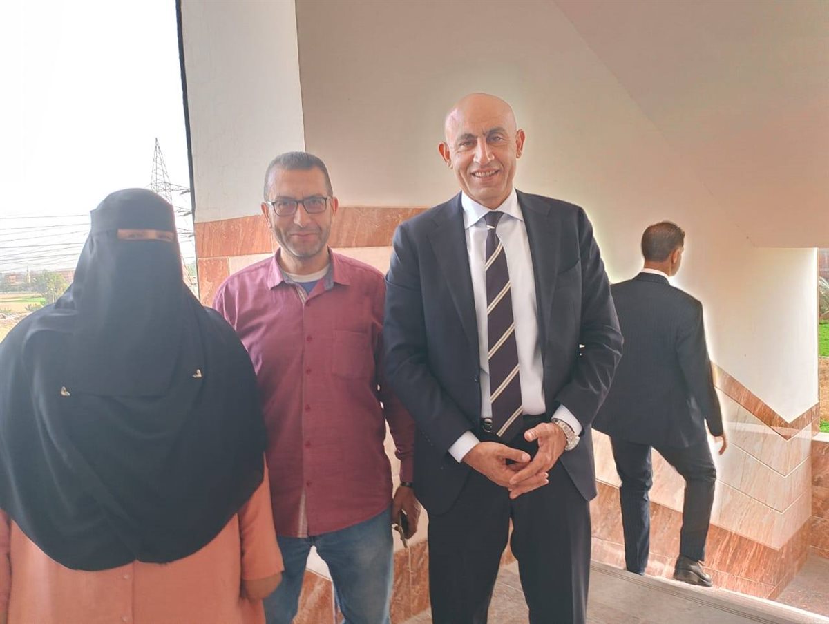 وزير التعليم يتفقد مدارس مشتول السوق ويلتقط الصور التذكارية،فيتو