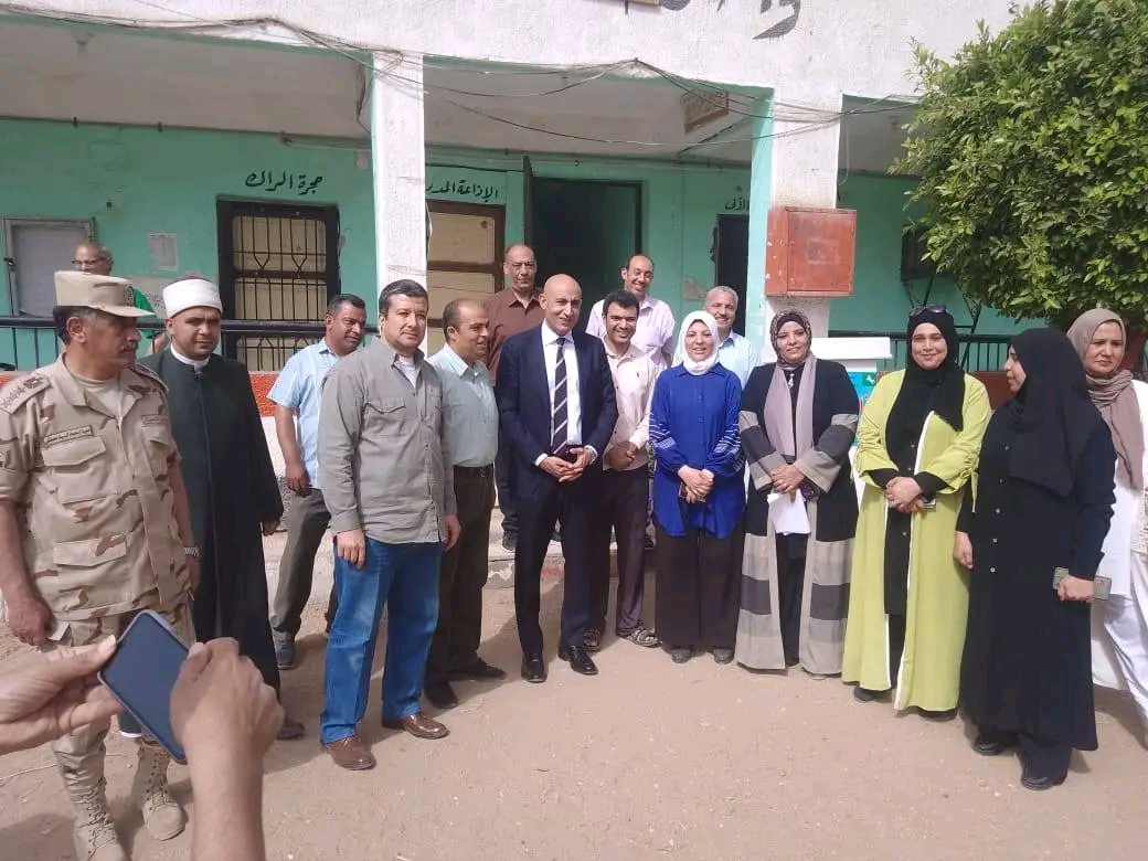 وزير التعليم يتفقد مدارس مشتول السوق ويلتقط الصور التذكارية،فيتو