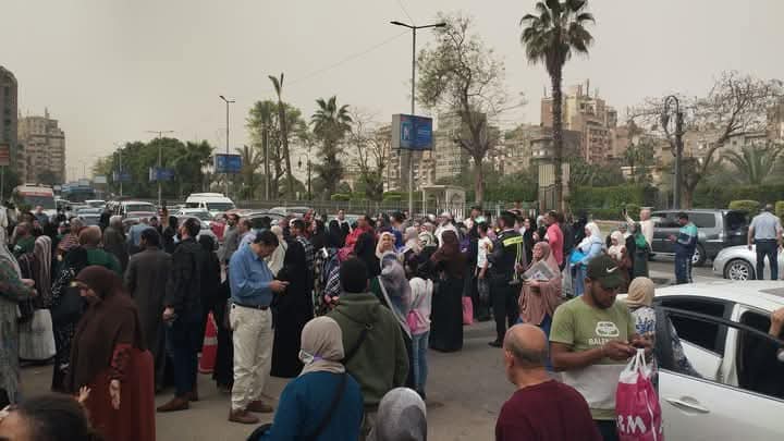 صورة لتجمع المرضي في أول أيام إدارة القطاع الخاص 