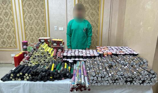 <strong>ضبط عامل بالدقهلية لترويجه لبيع الألعاب النارية عبر مواقع التواصل الاجتماعي</strong>