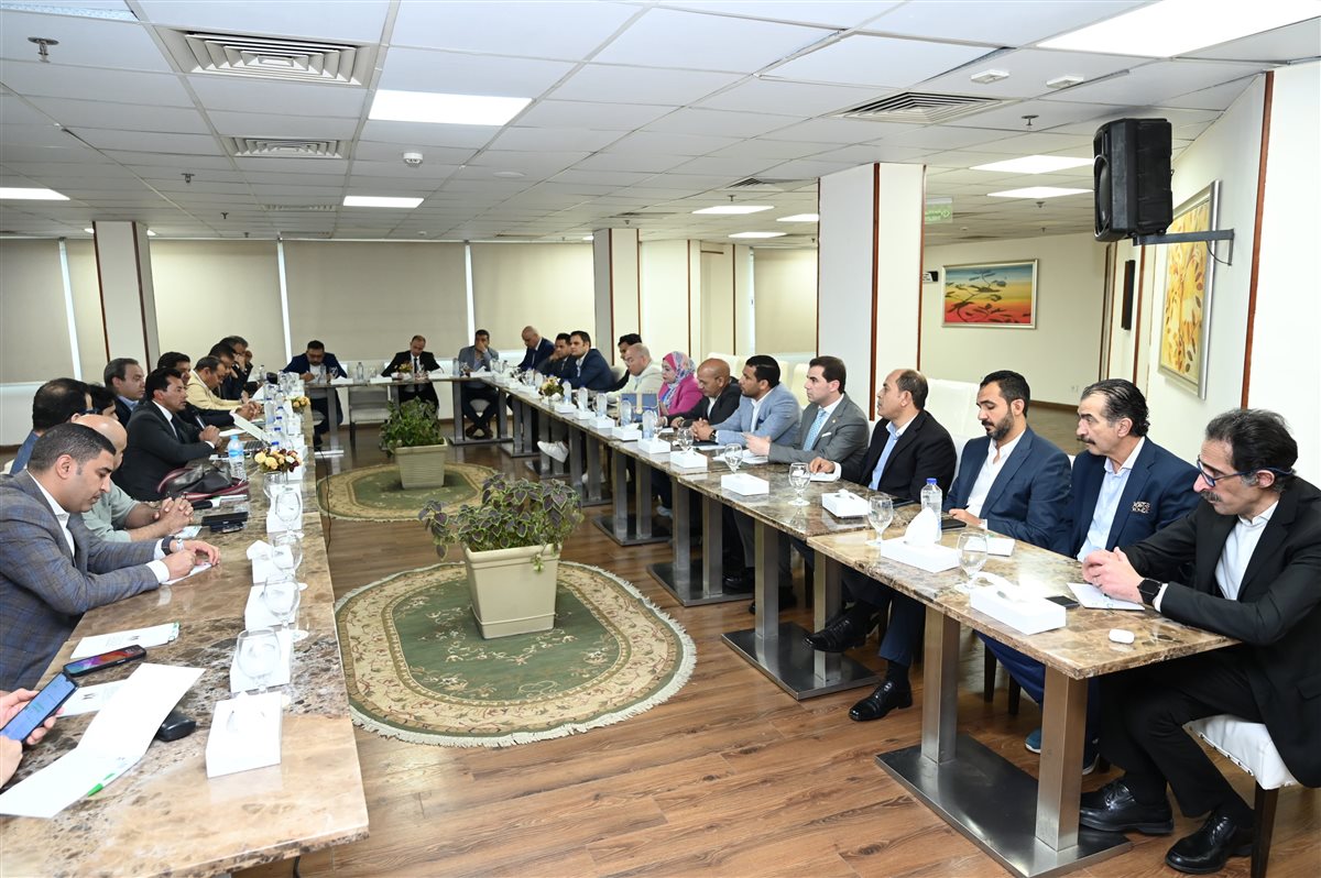 أشرف صبحي يناقش مستقبل الرياضة المصرية مع رؤساء تحرير الصحف والمواقع المصرية