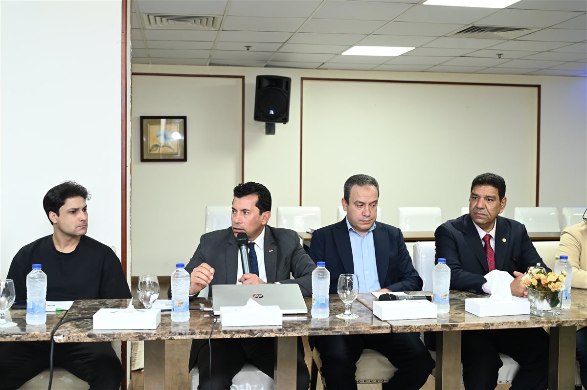 أشرف صبحي يناقش مستقبل الرياضة المصرية مع رؤساء تحرير الصحف والمواقع المصرية