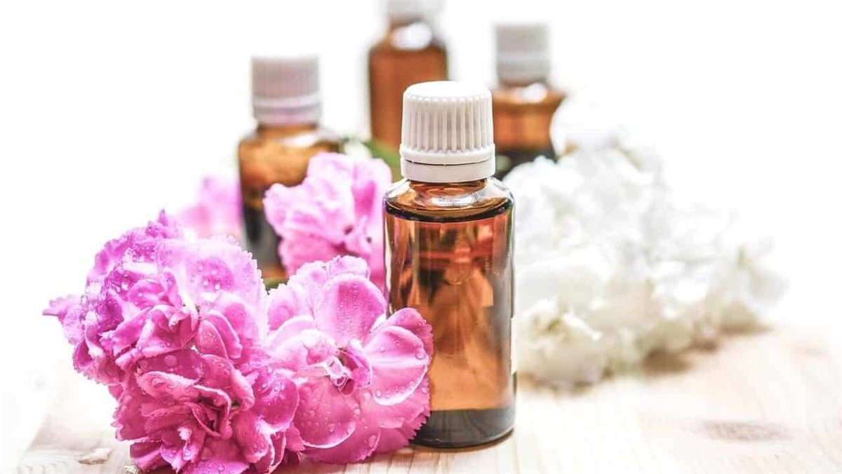 فوائد زيت الورد للبشرة