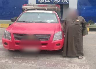 <strong>ضبط سائق نقل لتحميل أطفال أعلى السيارة معرضًا حياتهم للخطر بالشرقية </strong>