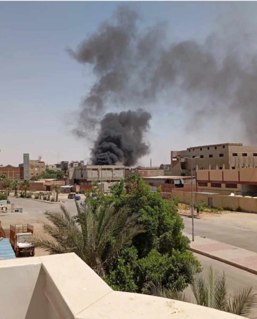 حريق هائل في مصنع بالعاشرمن رمضان والدفع بسيارات الإطفاء،فيتو1