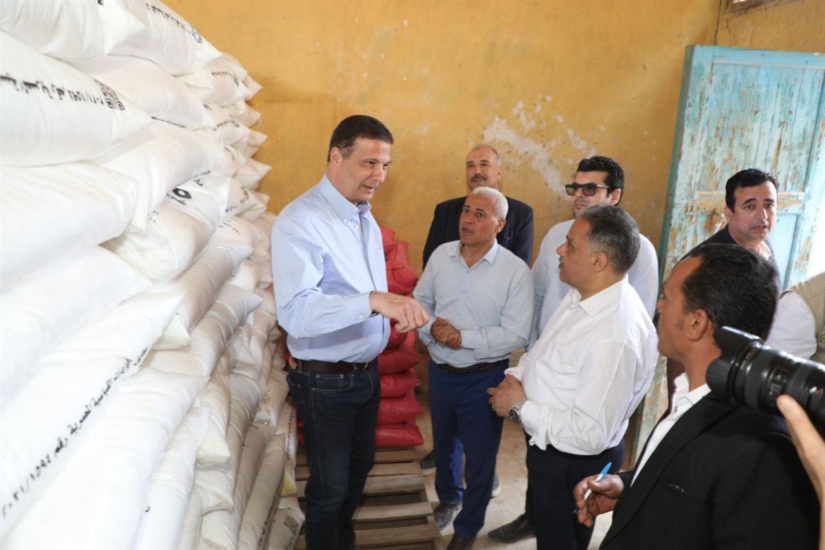 وزير الزراعة يوجه بالتيسيرعلى المزارعين في عمليات صرف الأسمدة،فيتو