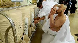 قاصدو بيت الله الحرام يرتوون بماء زمزم.. شاهد بالصور