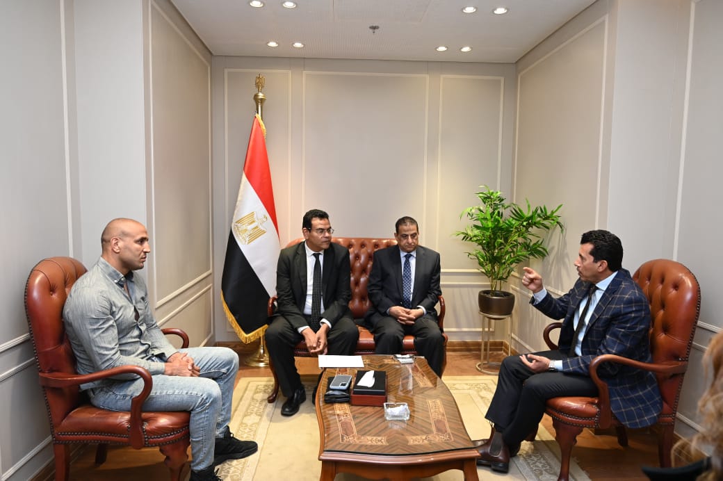 أشرف صبحي يلتقي رئيس اتحاد الملاكمة واللاعب عبد الرحمن عرابي لدراسة دعم الأبطال