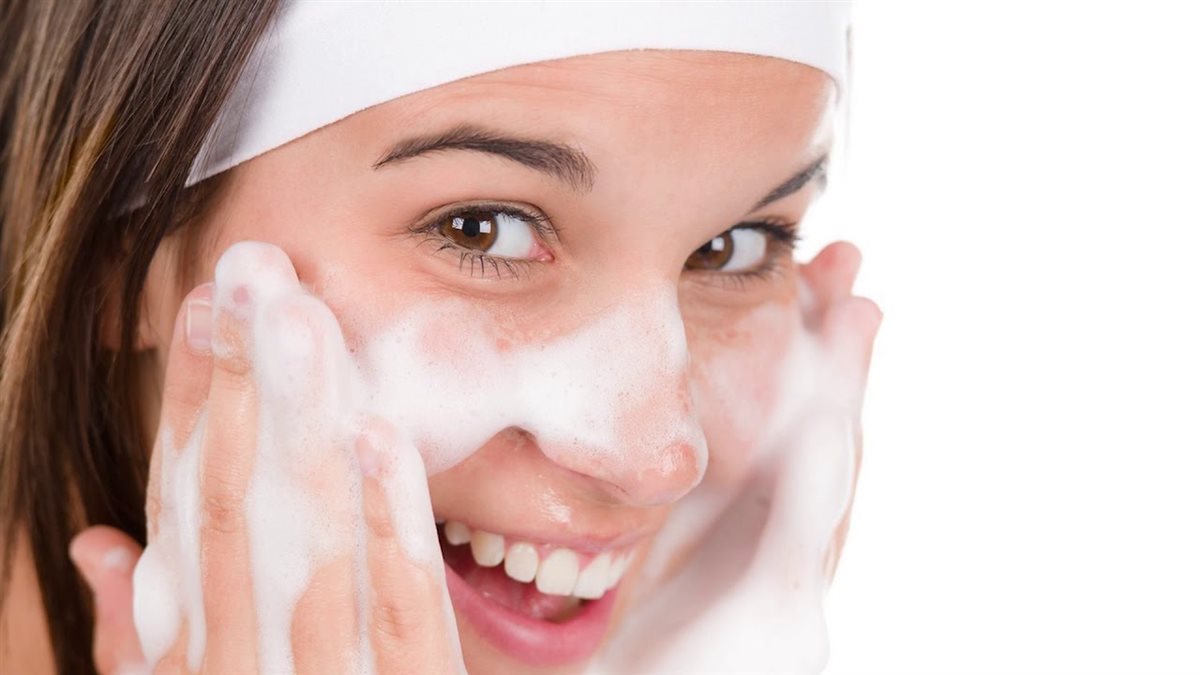 قناع النشاء لتبييض البشرة