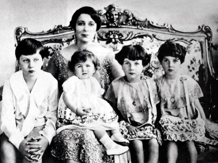 الملكة نازلى وبناتها وولى العهد