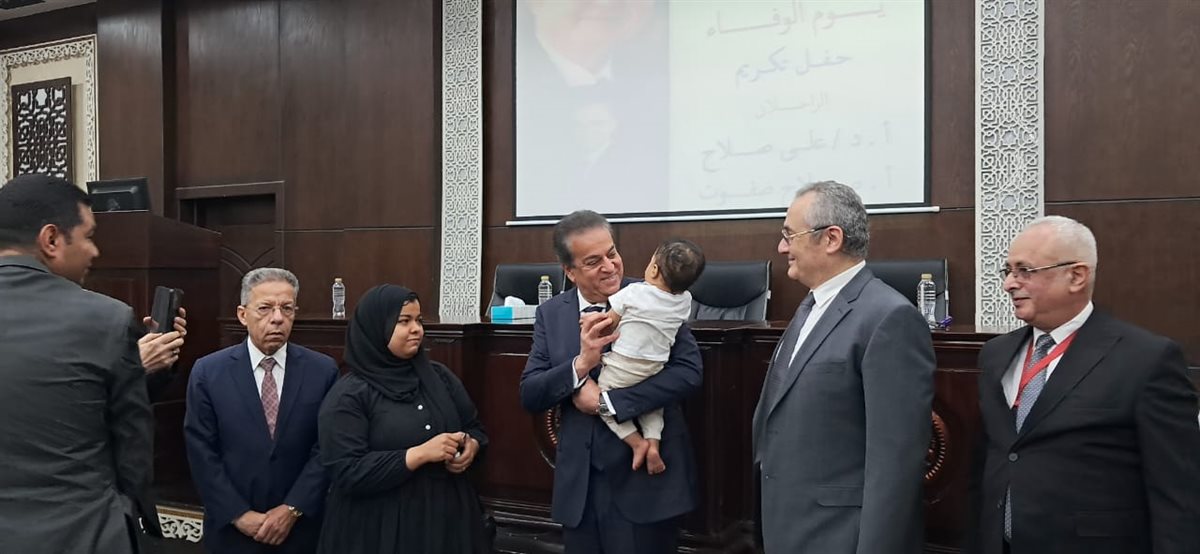 وزير الصحة يحمل ابن الشهيد الطبيب 