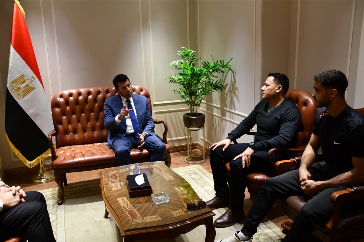 أشرف صبحي يلتقي مصطفى حسين لاعب المصارعة