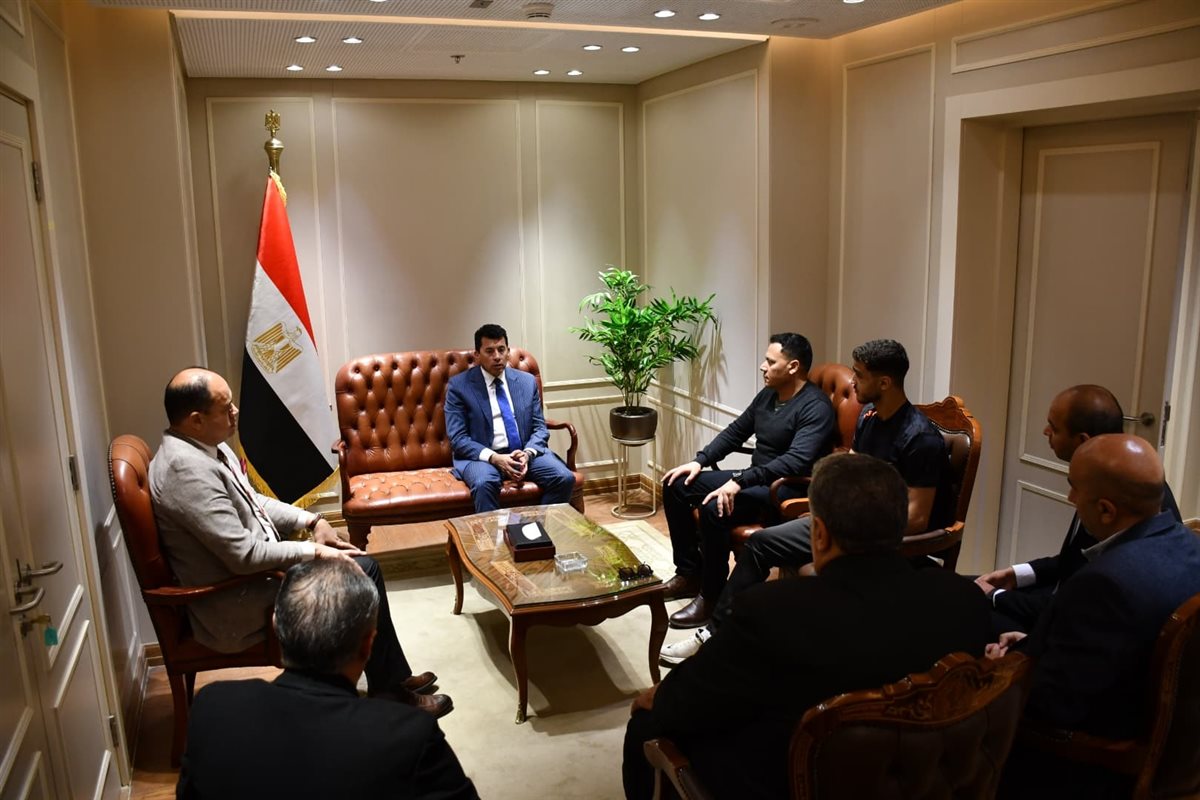 أشرف صبحي يلتقي مصطفى حسين لاعب المصارعة