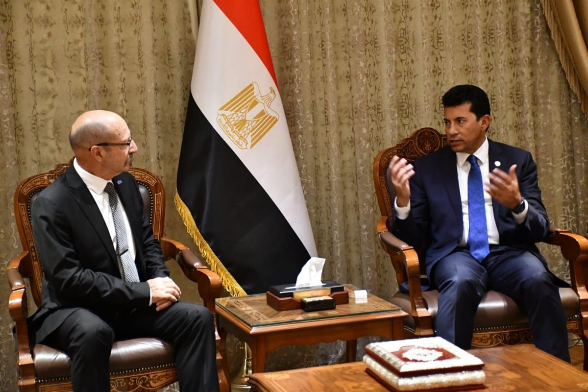 أشرف صبحي يناقش مع رئيس الاتحاد الدولي للكاراتيه التقليدي استضافة كأس العالم 2026