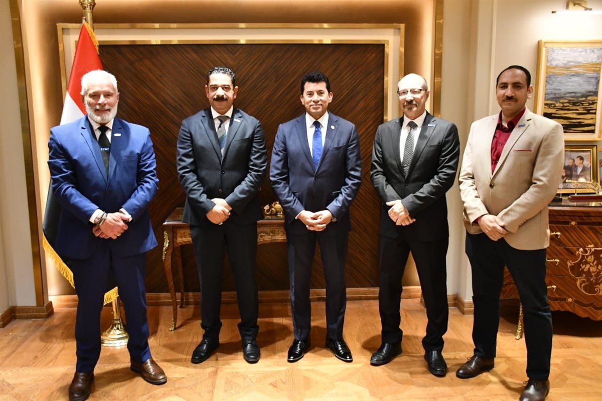 أشرف صبحي يناقش مع رئيس الاتحاد الدولي للكاراتيه التقليدي استضافة كأس العالم 2026