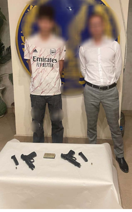 القبض على قائد سيارة وصديقه لإطلاق أعيرة نارية وتهديد حارس فيلا بالتجمع الخامس