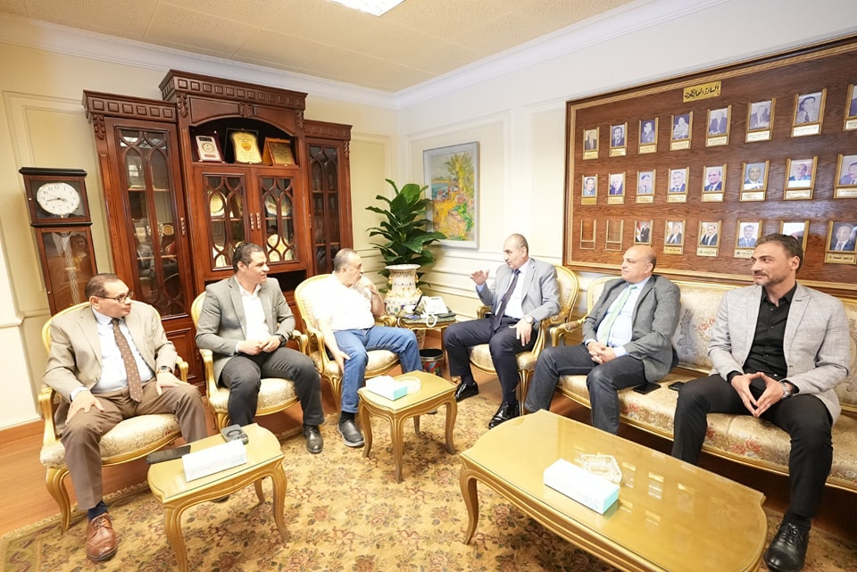 لجنة وزارة الشباب والرياضة تتفقد استاد أسيوط بعد استلامه