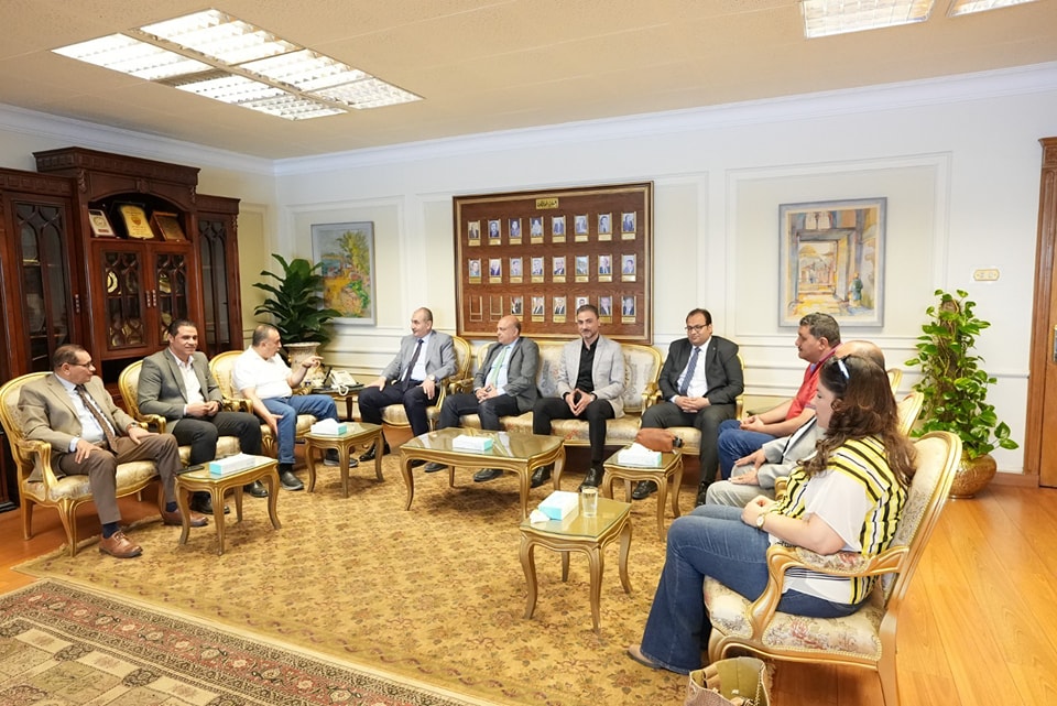 لجنة وزارة الشباب والرياضة تتفقد استاد أسيوط بعد استلامه