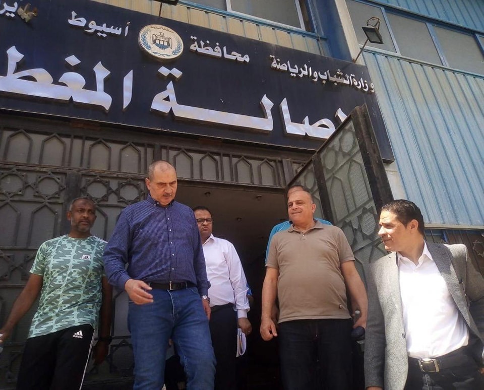 لجنة وزارة الشباب والرياضة تتفقد استاد أسيوط بعد استلامه