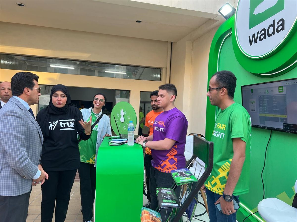 أشرف صبحي يزور جناح المنظمة المصرية لمكافحة المنشطات خلال بطولة إفريقيا للسباحة للناشئين