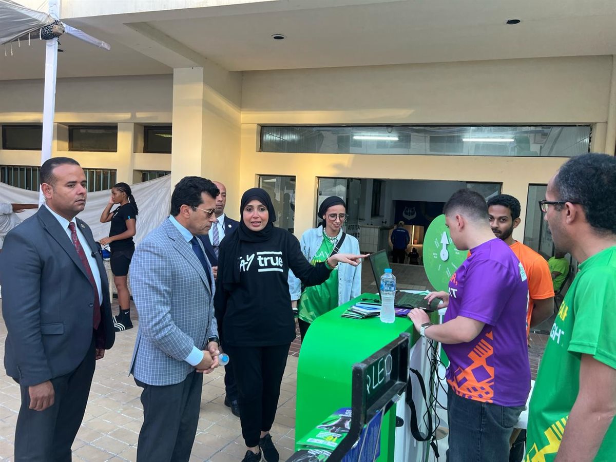 أشرف صبحي يزور جناح المنظمة المصرية لمكافحة المنشطات خلال بطولة إفريقيا للسباحة للناشئين