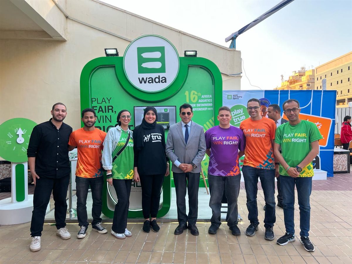 أشرف صبحي يزور جناح المنظمة المصرية لمكافحة المنشطات خلال بطولة إفريقيا للسباحة للناشئين