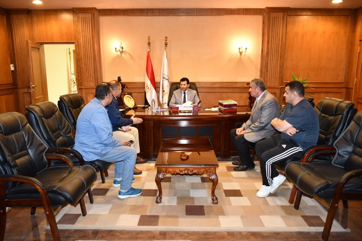 أشرف صبحي يلتقي رئيس اتحاد الدراجات لمناقشة استعدادات استضافة البطولة الأفريقية